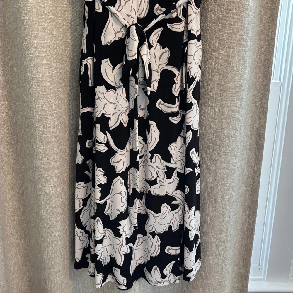 Size 1 Torrid midi wrap surplice dress in black white gray floral TTS 3/4 sleeve - Picture 3 of 8